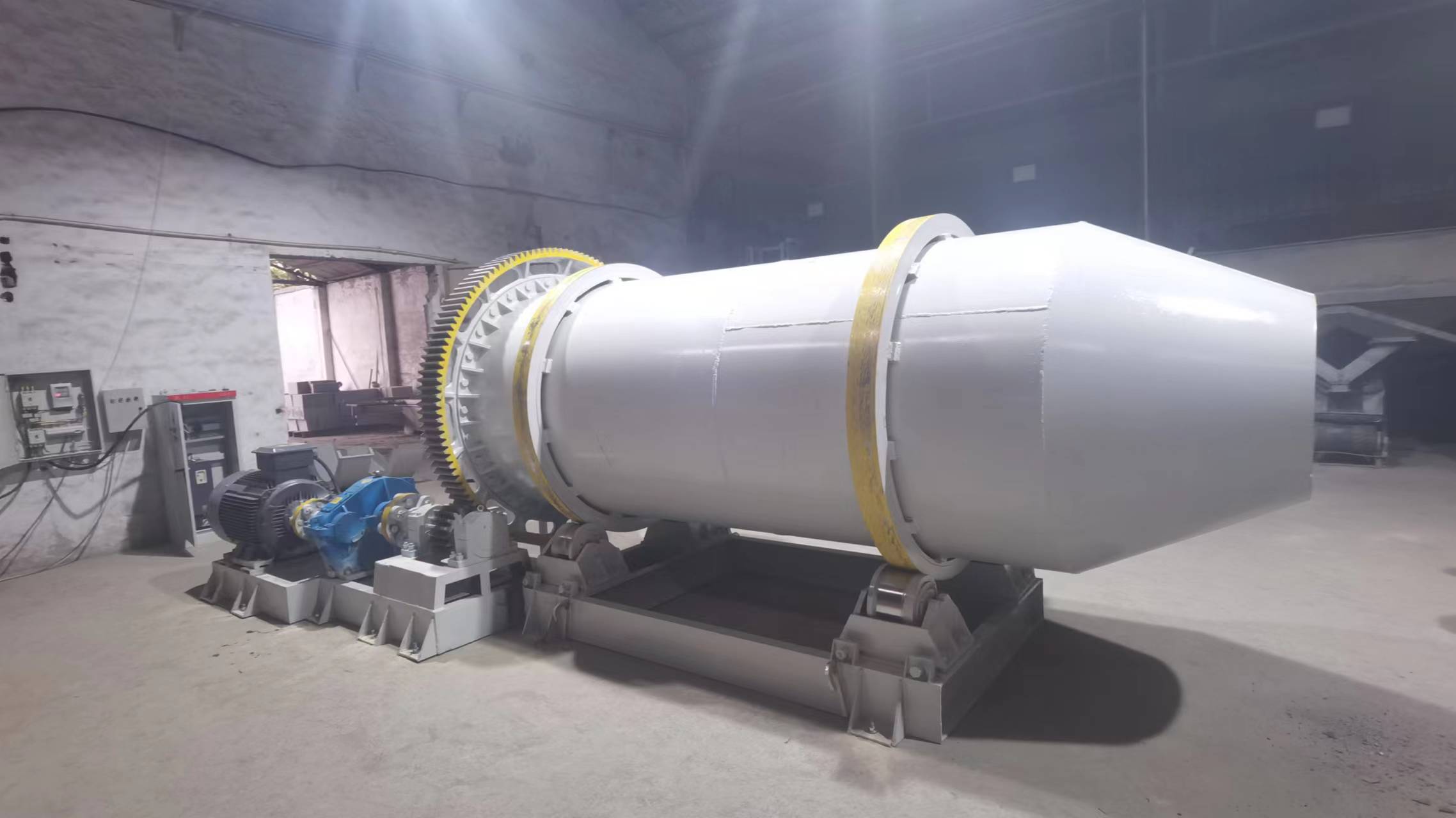 滾筒拋光磨機(jī)在河南省信陽(yáng)市運(yùn)行，用于硅砂拋圓，效果好